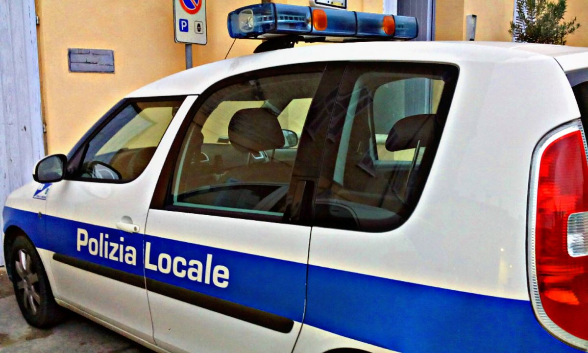 Controlli nel ponte lungo a Osimo: beccati i furbetti con contrassegno parcheggio disabili non valido e ritirata una patente