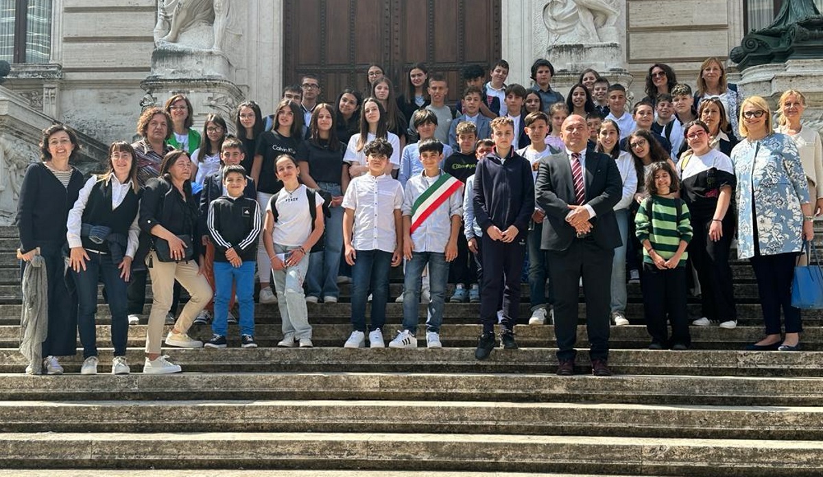 Il consiglio comunale dei ragazzi osimani in visita al Parlamento. Un giovanissimo sindaco in fascia tricolore.